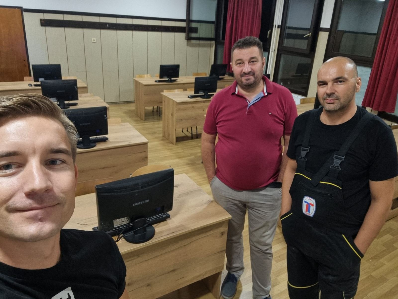 ЕНТУЗИЈАЗАМ, ПОСВЕЋЕНОСТ И ИНИЦИЈАТИВА – ТРИ ПРОФЕСОРА УЧИОНИЦУ ПРЕТВОРИЛА У САВРЕМЕНИ КАБИНЕТ
